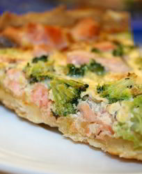 Киш с рыбой и брокколи