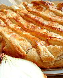 Луковый пирог из слоеного теста