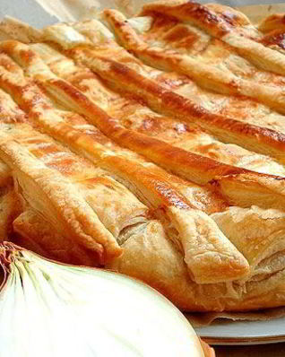 Луковый пирог из слоеного теста