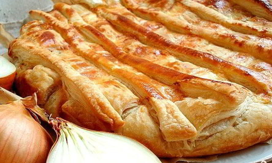 Рецепт лукового пирога из слоеного теста