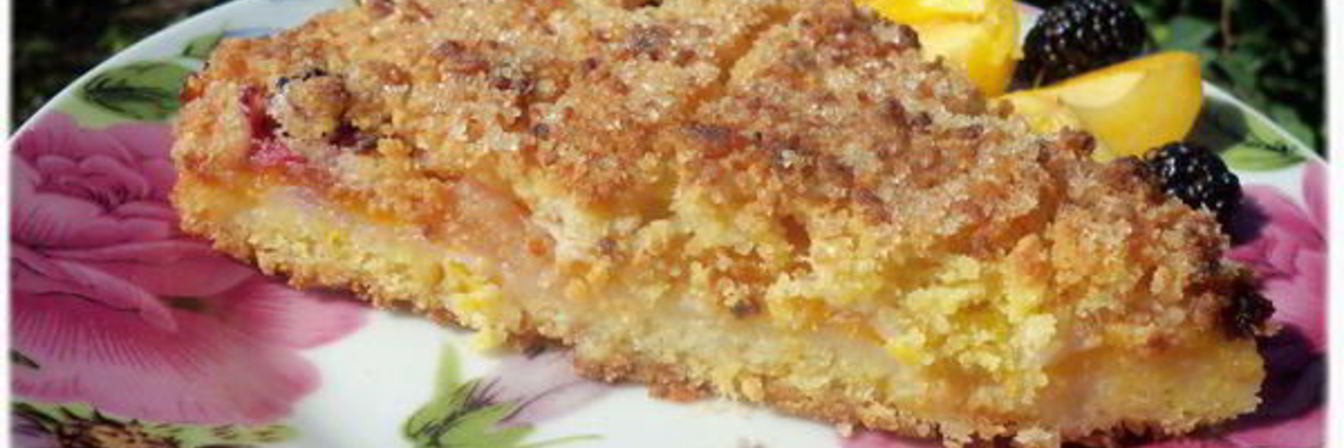 Песочный пирог с фруктами и белковой прослойкой