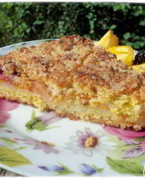 Песочный пирог с фруктами и белковой прослойкой