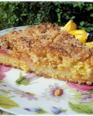 Песочный пирог с фруктами и белковой прослойкой