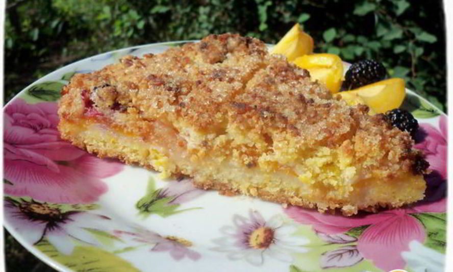 Рецепт песочного пирога с фруктами и белковой прослойкой