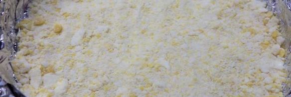 песочный пирог с фруктами и белковой прослойкой