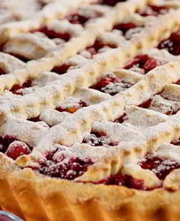 Песочный пирог с замороженными ягодами