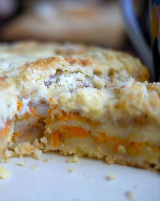 Пирог без добавления яиц с яблоками и морковью