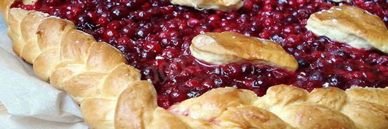 Пирог с брусникой из дрожжевого теста