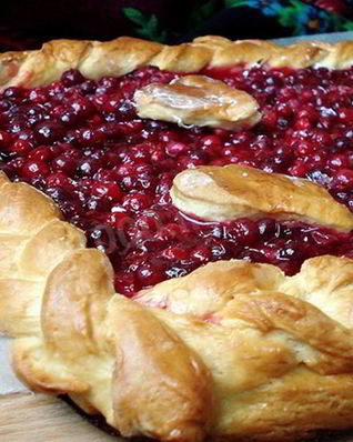 Пирог с брусникой из дрожжевого теста