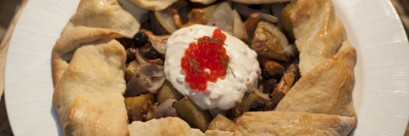 Пирог с лисичками и соусом из красной икры