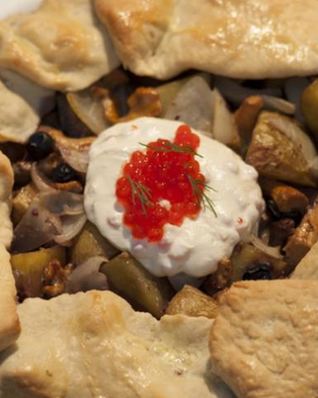 Пирог с лисичками и соусом из красной икры