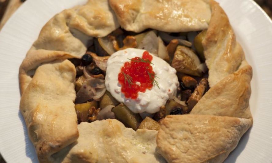 Рецепт пирога с лисичками и соусом из красной икры