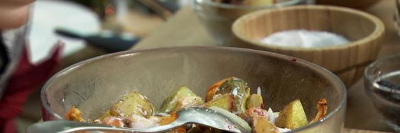 пирог с лисичками и соусом из красной икры