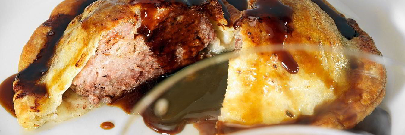 Пирог с уткой и соусом из стаута