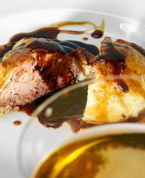 Пирог с уткой и соусом из стаута