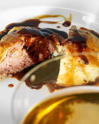 Пирог с уткой и соусом из стаута