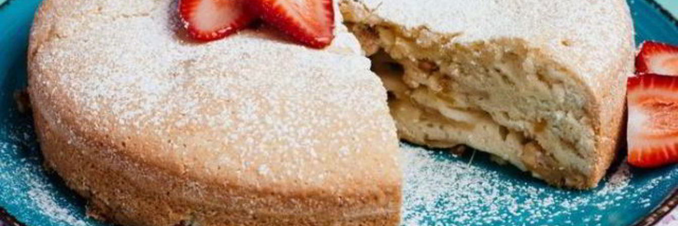 Пирог с яблоками и клубникой