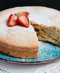 Пирог с яблоками и клубникой