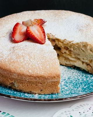 Пирог с яблоками и клубникой