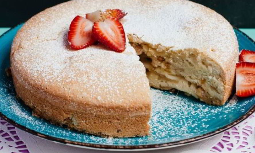 Рецепт пирога с яблоками и клубникой