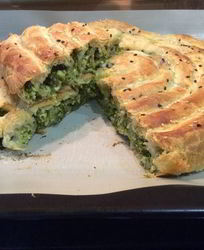 Пирог улитка со шпинатом и сыром