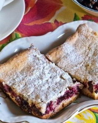 Постный пирог со смородиной