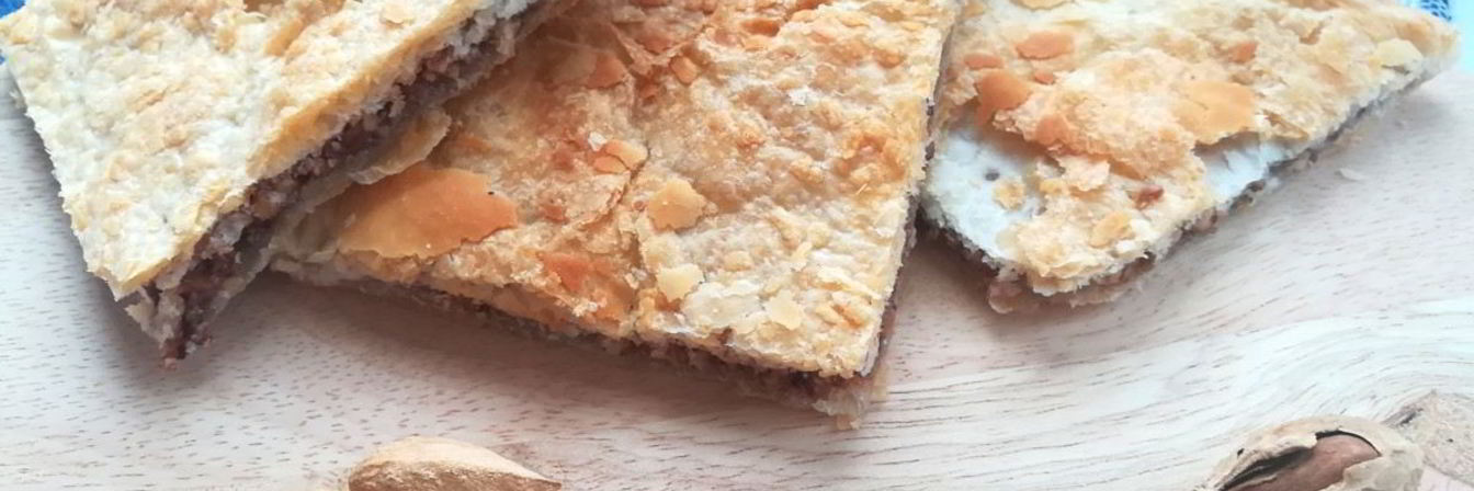 Сладкий пирог с корицей и миндалем