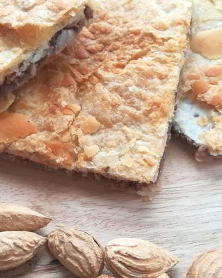 Сладкий пирог с корицей и миндалем