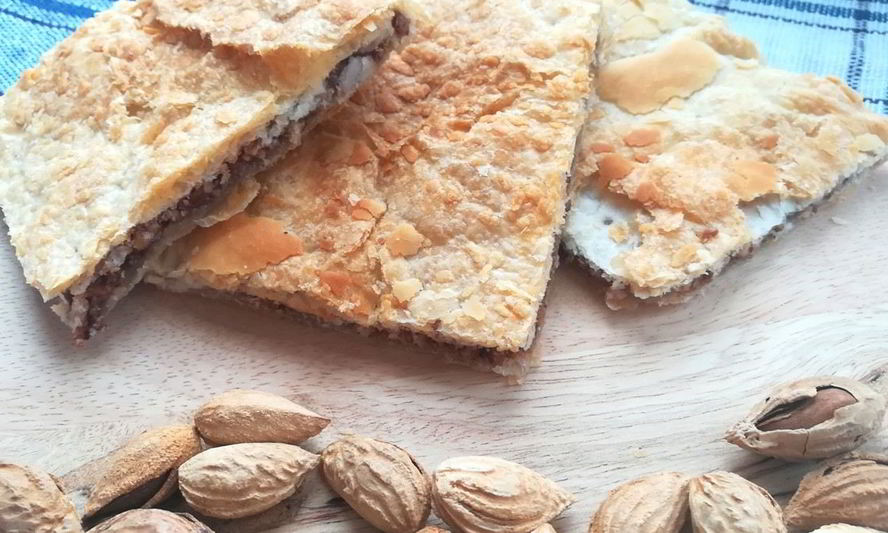 Рецепт сладкого пирога с корицей и миндалем