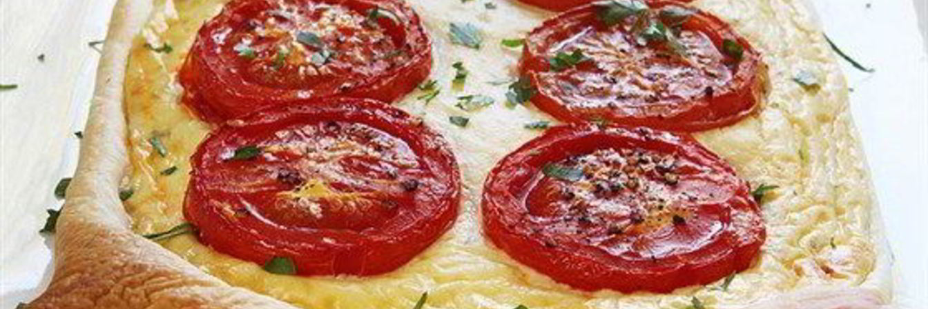 Слоеный пирог с жареными помидорами