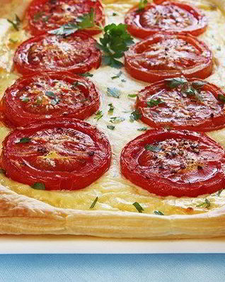 Слоеный пирог с жареными помидорами