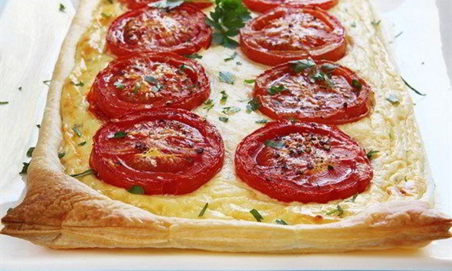 Рецепт слоеного пирога с жареными помидорами
