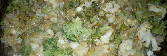 сырно-луковый пирог с брокколи и цветной капустой