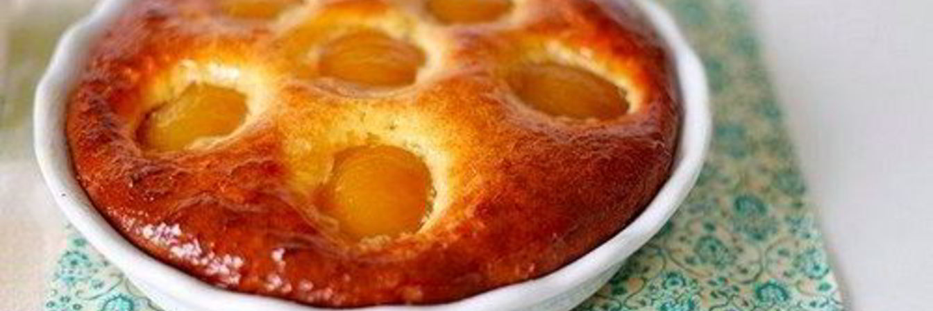 Творожный пирог с персиками и джемом