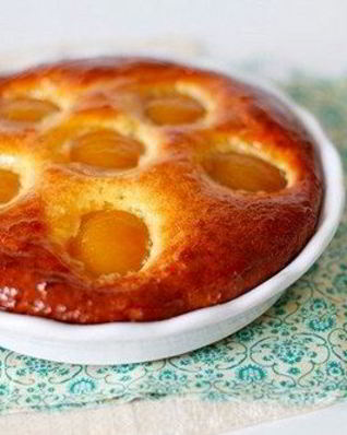 Творожный пирог с персиками и джемом