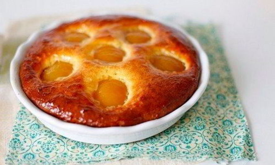Рецепт творожного пирога с персиками и джемом