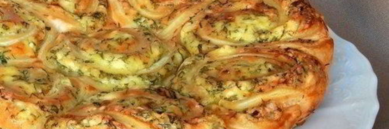 Закусочный пирог из дрожжевого слоеного теста
