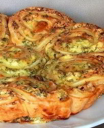 Закусочный пирог из дрожжевого слоеного теста