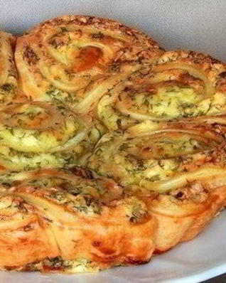 Закусочный пирог из дрожжевого слоеного теста