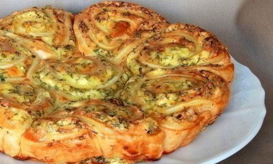 Рецепт закусочного пирога из дрожжевого слоеного теста