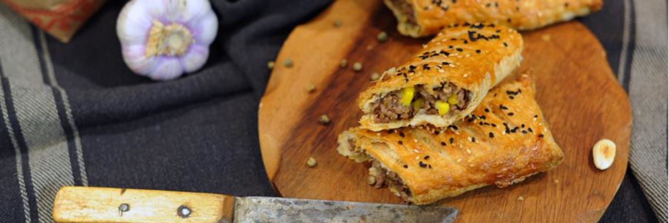 Быстрые пирожки с фаршем, сыром и кукурузой