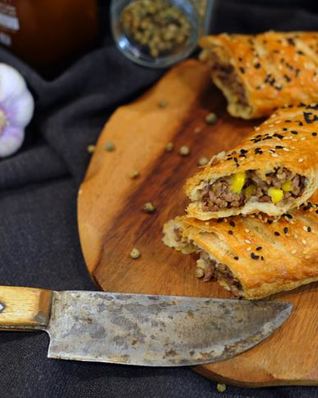 Быстрые пирожки с фаршем, сыром и кукурузой