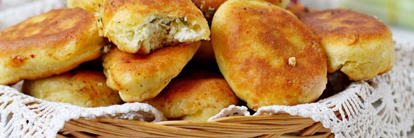 Быстрые пирожки с творогом и зеленым луком