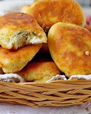 Быстрые пирожки с творогом и зеленым луком