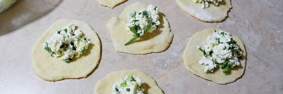 быстрые пирожки с творогом и зеленым луком