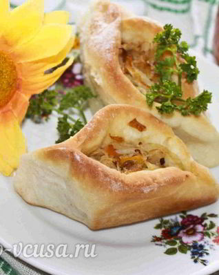 Дрожжевые пирожки с квашеной капустой