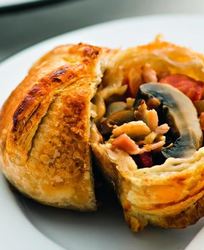 Грибы-пирожки, шампиньоны в слоеном тесте