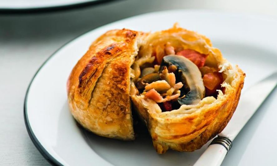 Рецепт грибов-пирожков, шампиньонов в слоеном тесте