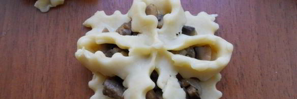 хрустящие открытые пирожки-цветочки с грибами