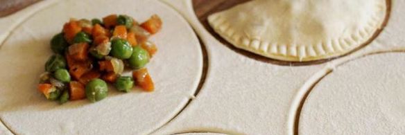 марокканские пирожки с морковью и горохом